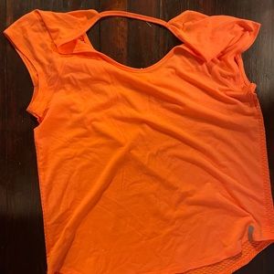 NWOT Under Armour keyhole heat gear top L
